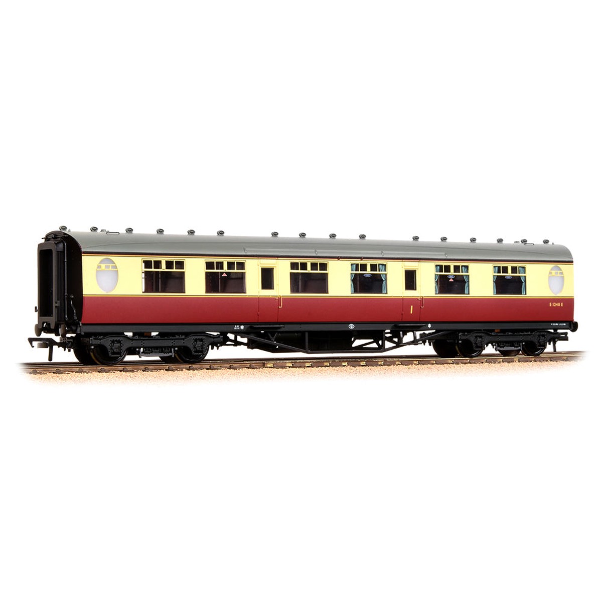 Bachmann LNER Thompson Composite Corridor Coach in BR Crimson & Cream